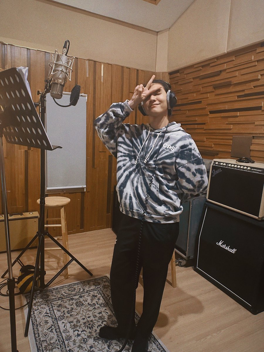 MagicCubeTH's tweet image. Let’s see what this surprise song will be 🎁 see you all!

#LoveinTheAirFMinSG
#ShawtyBoss #MagentaBoy 
#ComeFortZon #CaptainPeat