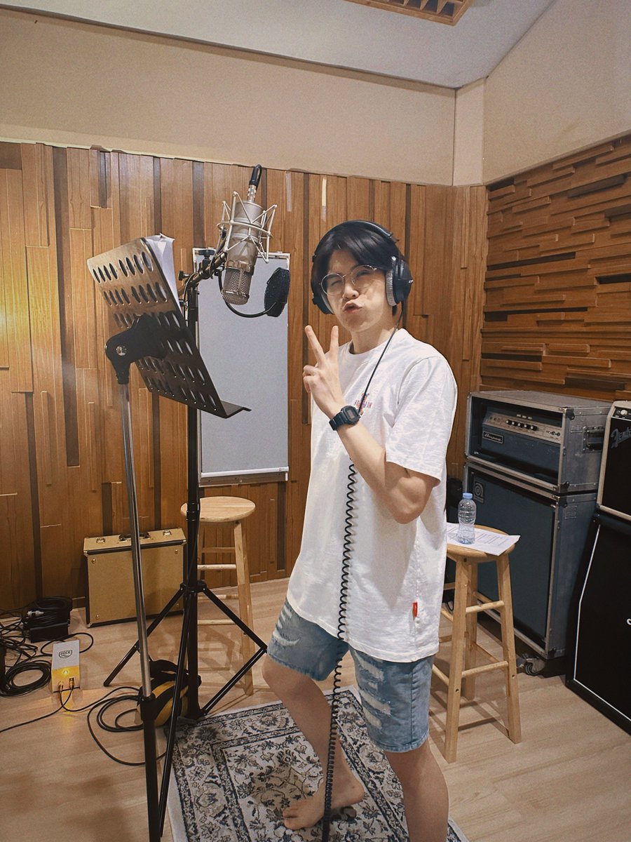 MagicCubeTH's tweet image. Let’s see what this surprise song will be 🎁 see you all!

#LoveinTheAirFMinSG
#ShawtyBoss #MagentaBoy 
#ComeFortZon #CaptainPeat