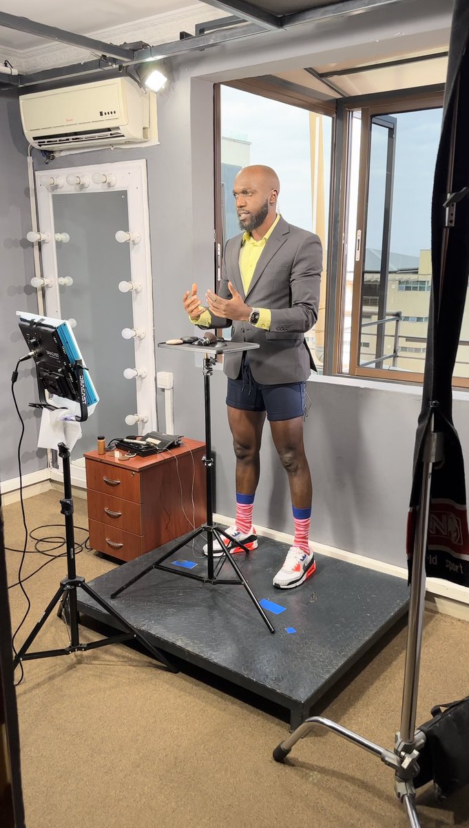 KenyanEdition's tweet photo. CNN News presenter Larry Madowo reports while in boxers. Is this what we don't usually see behind the scenes?
https://t.co/wErrCJgjL5 https://t.co/hUHAWbNZTV