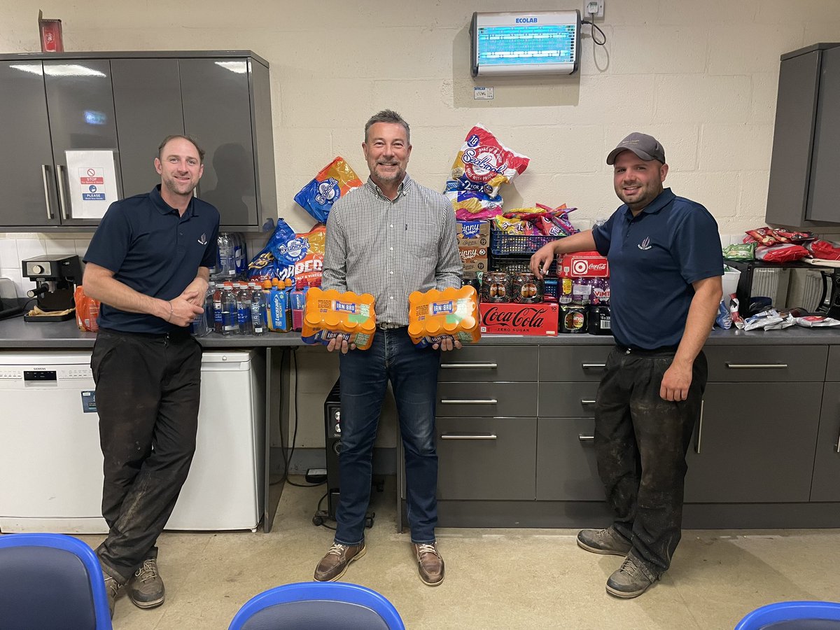 Simon Banks of Banks Amenity delivering the goods! Not top dressing today, but plenty of snacks for the team. Irn Bru was a nice touch, thank you! 👊🏻