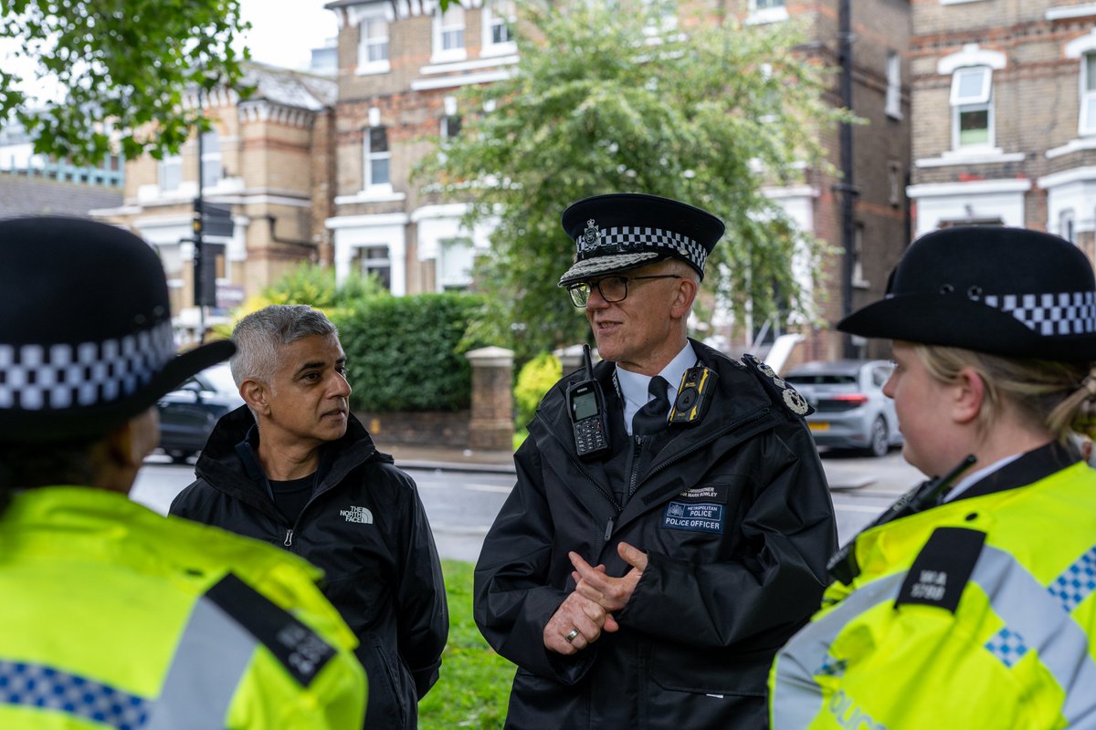 metpoliceuk's tweet photo. They are urging leading mobile phone providers and manufacturers to work with the Met, building on the successful precedent of car manufacturers who worked with police to substantially reduce the thefts of car radios and sat navs by integrating them into vehicle dashboards. https://t.co/uCay6luces
