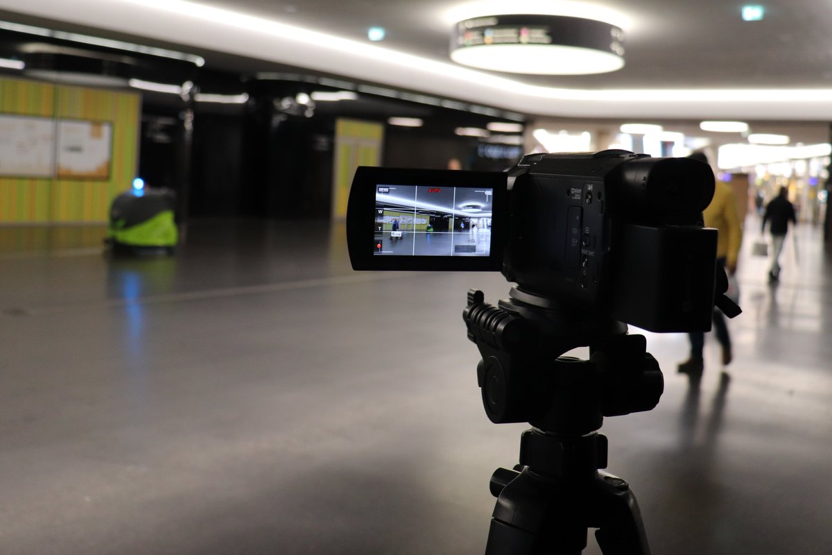 In der Ulmer Bahnhofspassage ging es in eine weitere Studie: Zwei Tage intensive Beobachtung von Passant:innen im unmittelbaren Umfeld autonomer Reinigungs- und Kehrrobotern liefern 1,1 TB Videomaterial, das ausgewertet wird, um Reaktionen der Menschen und Roboter zu evaluieren.