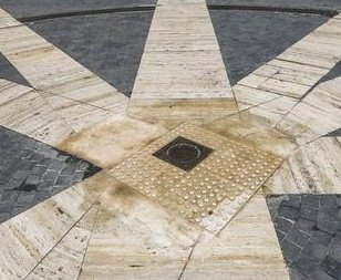 huermur's tweet photo. Esperamos que la solución sea acorde a los valores de la plaza #Belluga y del entorno histórico en el que se encuentra. Recordamos que fue Huermur quien alertó de la chapuza y contactó con el arquitecto Moneo y su estudio en Madrid #PatrimurSOS https://t.co/8l6kgSiLtc
