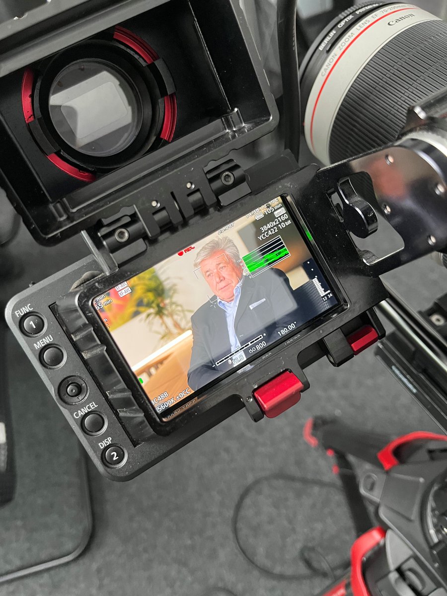 BARMER_ST's tweet photo. Gestern wurde der Besprechungsraum der #BARMER Landesvertretung #SachsenAnhalt in ein Filmstudio verwandelt - naja fast. Wir befinden uns nämlich mitten in den Dreharbeiten für einen Film über ein "duftes" Präventionsprojekt im Bereich #Pflege. Mehr dazu bald! https://t.co/4L9UKoIvNx
