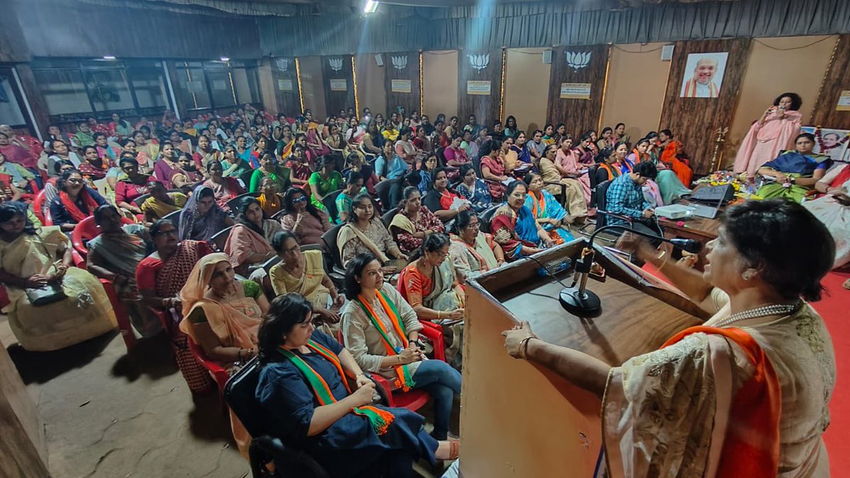 Conducted “Train The trainer“workshop of GemPortal registrations. Explained all 400/500 present SHG &amp; BJPMahila Morcha Sisters Gwalior about benefits of it . 
Overwhelming response from all of them . Ready to get Registar on #Gem portal. 
<a href="/narendramodi/">Narendra Modi</a> 
<a href="/blsanthosh/">B L Santhosh</a> 
<a href="/VanathiBJP/">Vanathi Srinivasan</a>