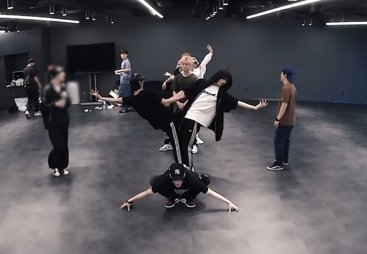 mypage's tweet photo. at the end of the day they’re just some exols https://t.co/UOxDPSoPNp