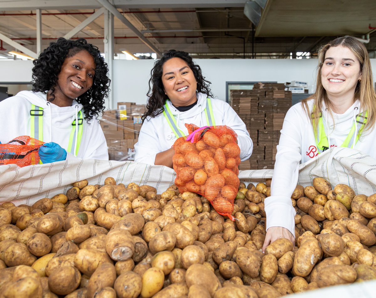 DailyBreadTO's tweet photo. ๐ข Calling all volunteers ๐ข We've opened up additional #foodsorting shifts until the end of August & would love your help!
Whether you're a first-time or veteran #volunteer, we appreciate you joining us in the fight against #hunger ๐ช Sign up here: https://t.co/f35ZmbY2QN https://t.co/iHCFykytNf