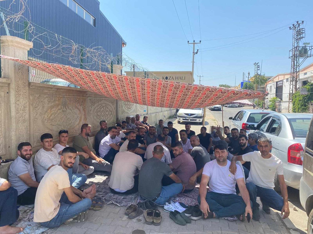 sevdakaraca's tweet photo. Antep'te işçilerin insanca bir ücret, insanca bir yaşam mücadelesi yayılıyor. Şireci Cotton'da 4. ve 5. işletmelerde dün iş bırakan işçilere bugün 1, 2 ve 3. işletmelerde çalışan işçiler de iş bırakarak dahil oldu. Dün iş bırakan Koza Halı'da da işçilerin mücadelesi sürüyor. İşçilerin mücadelesinin yanındayız. Bu sesi, bu mücadeleyi büyüteceğiz!