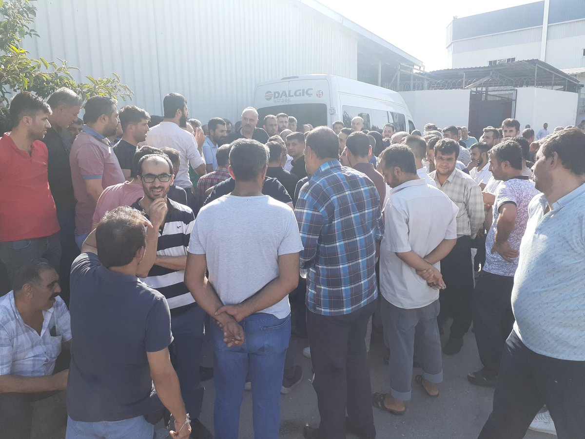 sevdakaraca's tweet photo. Antep'te işçilerin insanca bir ücret, insanca bir yaşam mücadelesi yayılıyor. Şireci Cotton'da 4. ve 5. işletmelerde dün iş bırakan işçilere bugün 1, 2 ve 3. işletmelerde çalışan işçiler de iş bırakarak dahil oldu. Dün iş bırakan Koza Halı'da da işçilerin mücadelesi sürüyor. İşçilerin mücadelesinin yanındayız. Bu sesi, bu mücadeleyi büyüteceğiz!