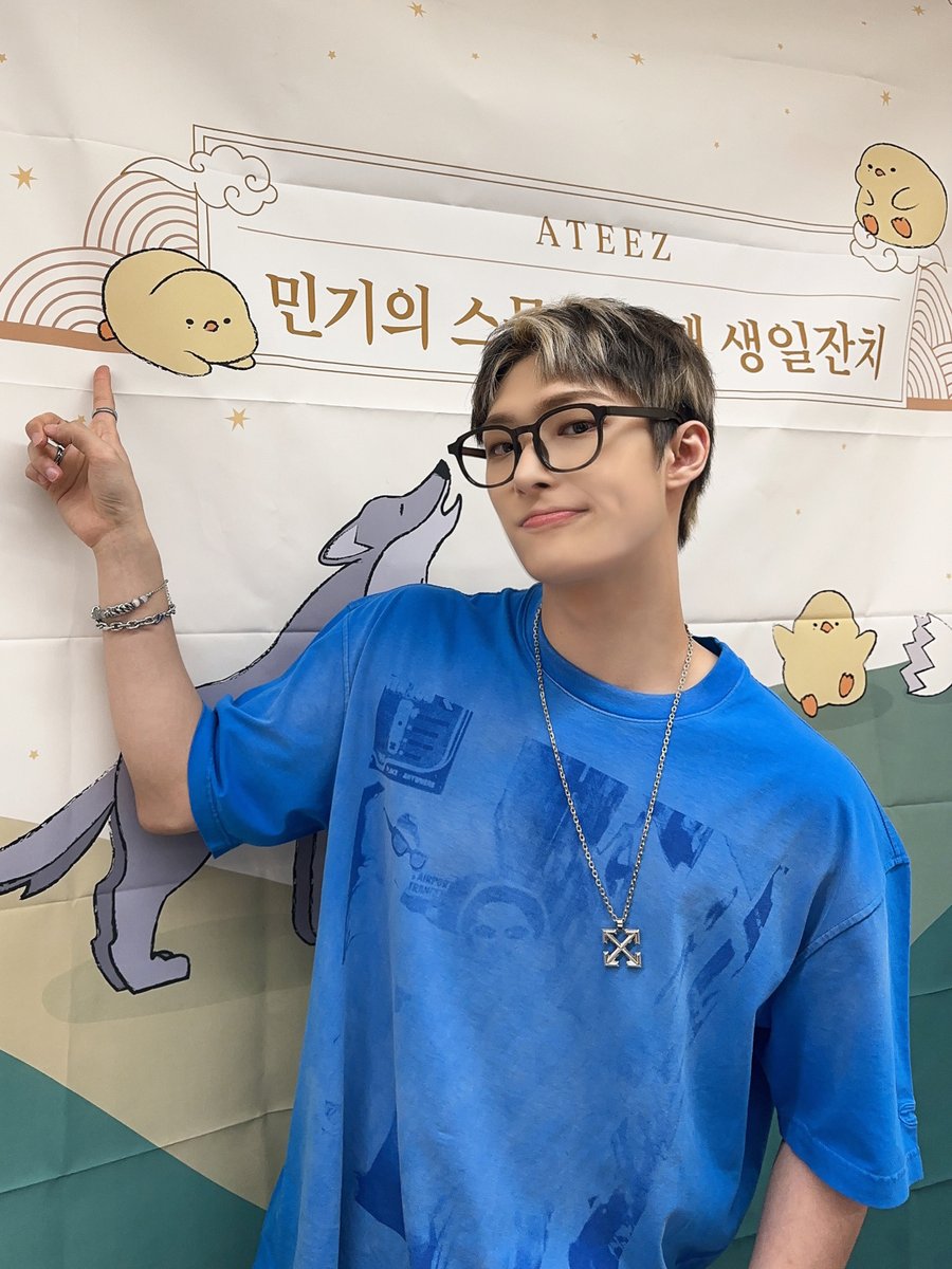ATEEZofficial's tweet photo. [📷] 🎊민기의 생일잔치에 초대합니다🎊 YouTube LIVE Behind Photo
⠀
에이티니와 함께하는 생일이
더할 나위 없이 행복한 깜찍 병아리 민기🐣💛
웃음 가득한 생일을 만들어줘서 고마워요🥰
⠀
#ATEEZ #에이티즈 #MINGI #민기 https://t.co/Dr5Pllos3N