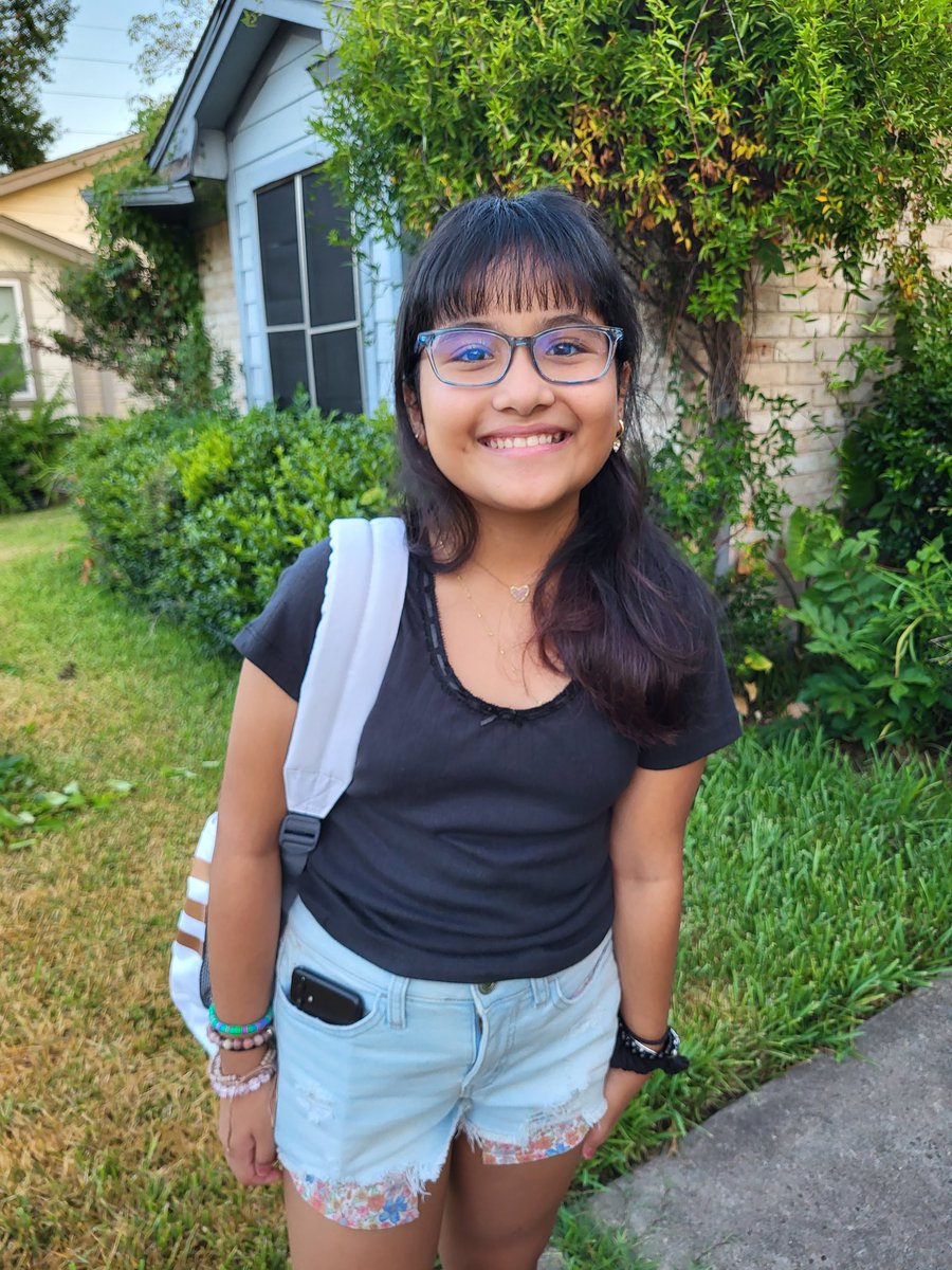LoveRamirezFam's tweet photo. Here she comes #5thgrade! @SME_Sparklers 
@FortBendISD 
#firstdayofschool
#SparkingGreatness https://t.co/tUQmW2Q04X
