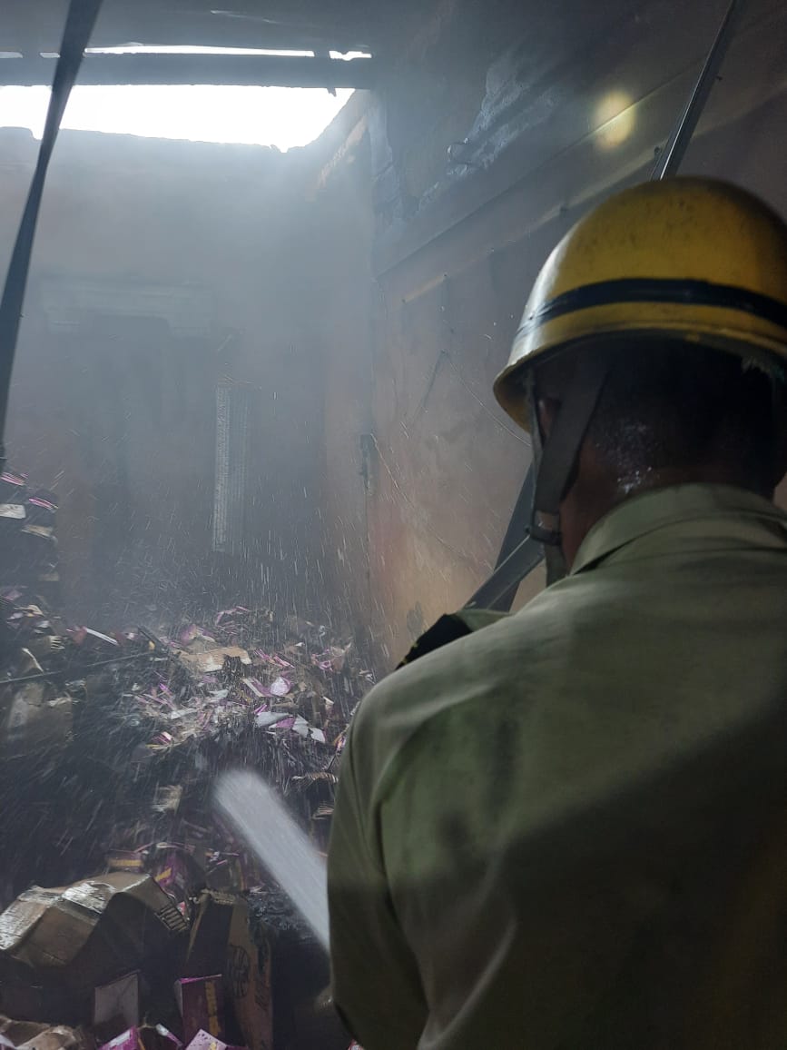 FireService_ANP's tweet photo. #FSAberdeen &amp; #FSMarine Prompt action averted major Fire at a Store Room near Light House Junction, Aberdeen Bazar.

With the efforts of 04 Fire Tenders, the Fire was successfully doused.

No casualties were reported, and property worth Rs. 1.5 crore was saved. https://t.co/rANK585Uh1