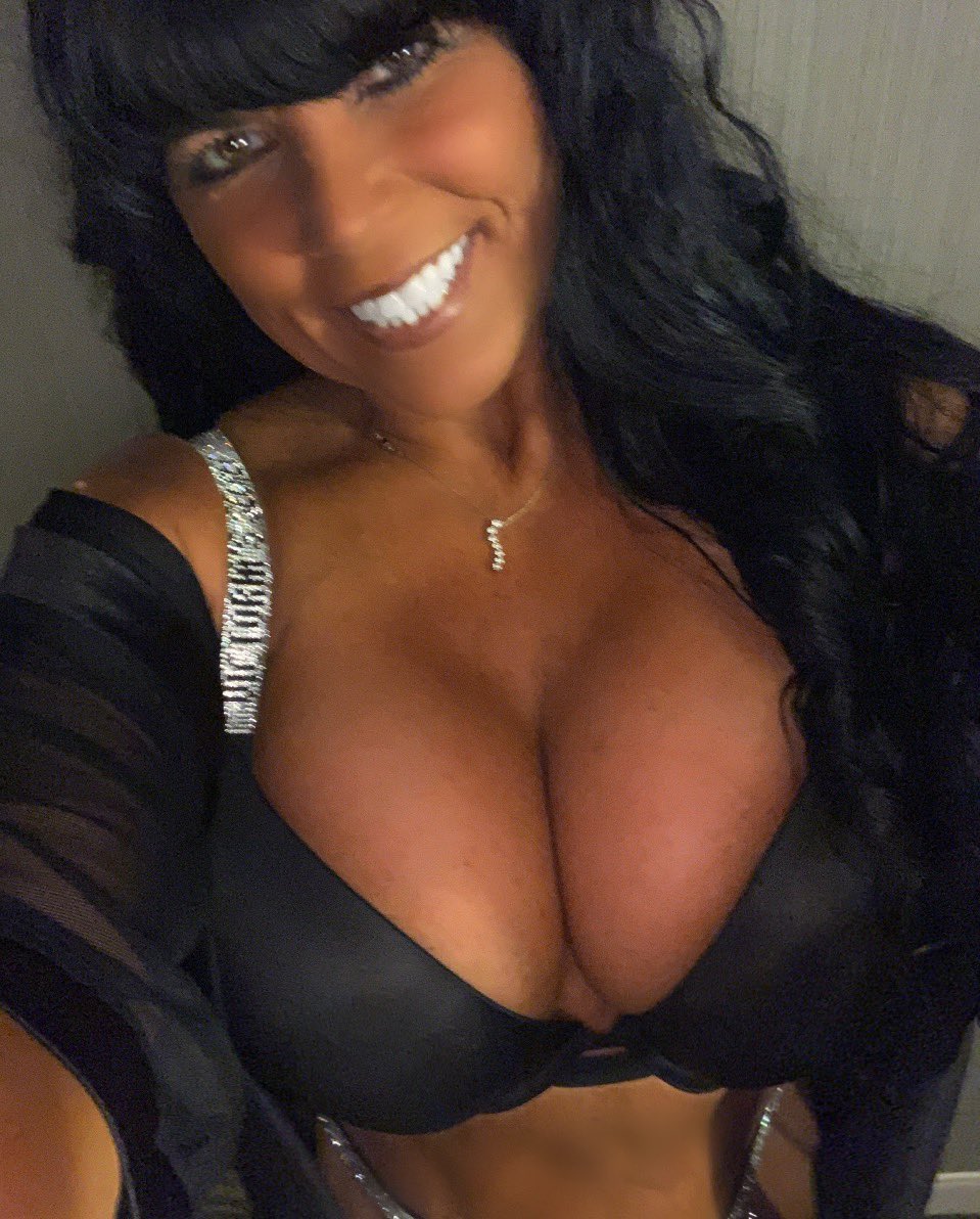 1 pic. Good morning my fabulous friends ❤️let’s have a happy hummpy day!!! Sending some hugs and kisses ...Lov y’all xoxo 😘 https://t.co/WEHb3kEN7G
