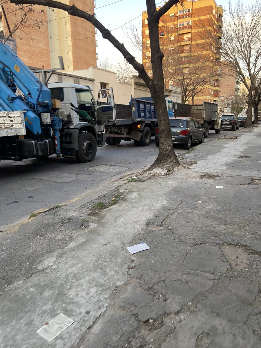 FedeGonzalezA's tweet photo. @TransitoRos @TransitoRosOk Todos los días a las 8 am la esquina de Maipu e Ituzaingó se llena de vehículos grandes cuyos conductores se bajan les desyunar haciendo del tránsito un caos https://t.co/oGy0If4nnh