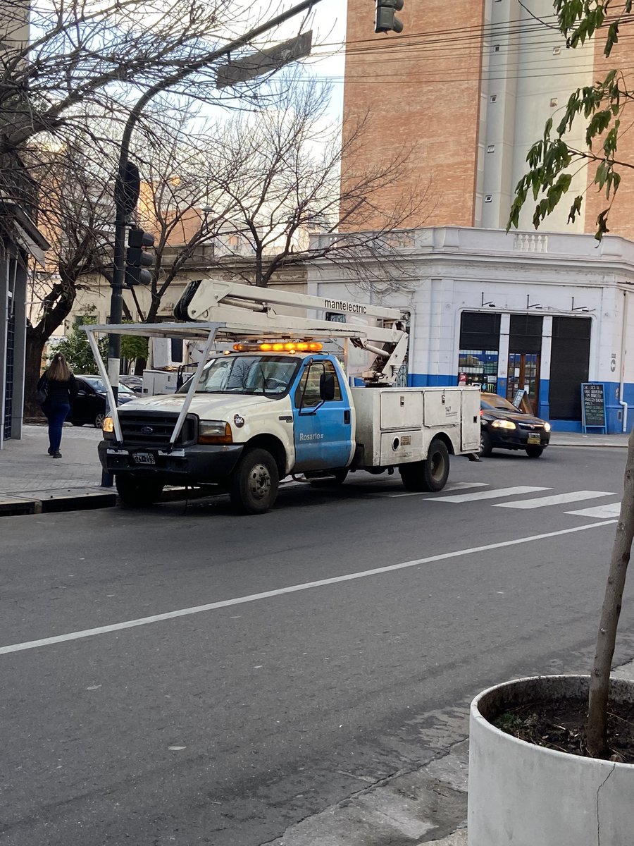 FedeGonzalezA's tweet photo. @TransitoRos @TransitoRosOk Todos los días a las 8 am la esquina de Maipu e Ituzaingó se llena de vehículos grandes cuyos conductores se bajan les desyunar haciendo del tránsito un caos https://t.co/oGy0If4nnh