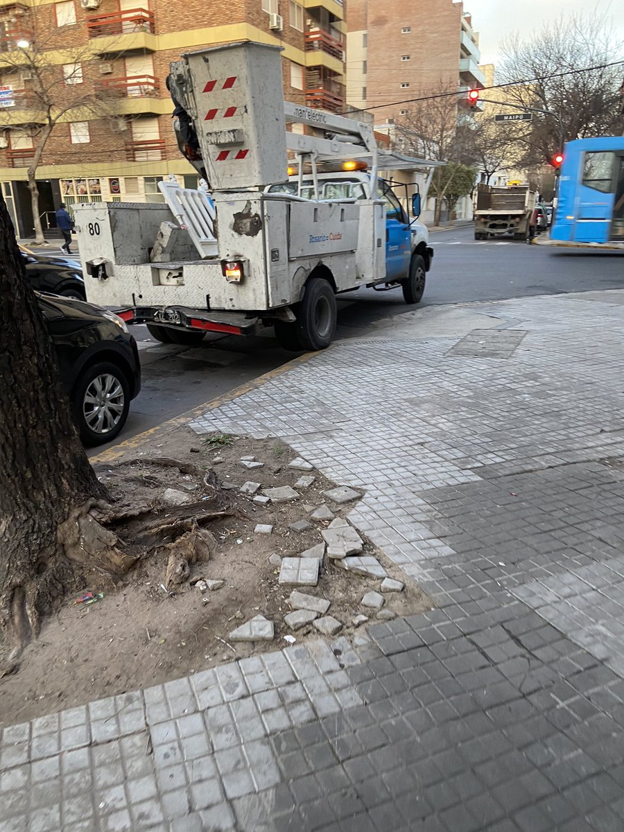 FedeGonzalezA's tweet photo. @TransitoRos @TransitoRosOk Todos los días a las 8 am la esquina de Maipu e Ituzaingó se llena de vehículos grandes cuyos conductores se bajan les desyunar haciendo del tránsito un caos https://t.co/oGy0If4nnh