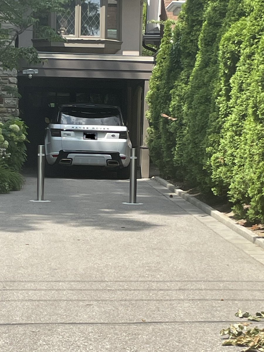 ConsumerSOS's tweet photo. With all the high-end auto thefts in Toronto this Range Rover owner in an upscale neighbourhood has invested a few thousand in retractable steel bollards to deter even the most determine crooks. They’ll find another mark. #Toronto https://t.co/4uh3r0HZLS