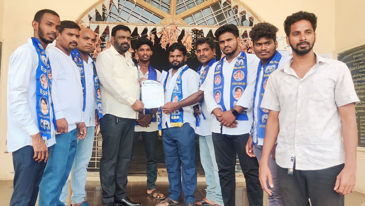 venubrsrsp's tweet photo. *బహుజన్ సమాజ్ పార్టీ పెబ్బేరు మండలం ఆధ్వర్యంలో రాష్ట్ర ప్రభుత్వం ప్రవేశపెట్టిన గృహలక్ష్మి పథకం గడువును పెంచాలని స్థానిక ఎంపీడీవో (M.P.D.O)గారికి వినతి పత్రం అందజేయడం జరిగింది 
@RSPraveenSwaero 
@bsp4wanaparthy @BITCELL_BSP @BSP4Telangana https://t.co/4SWTfrCW0k