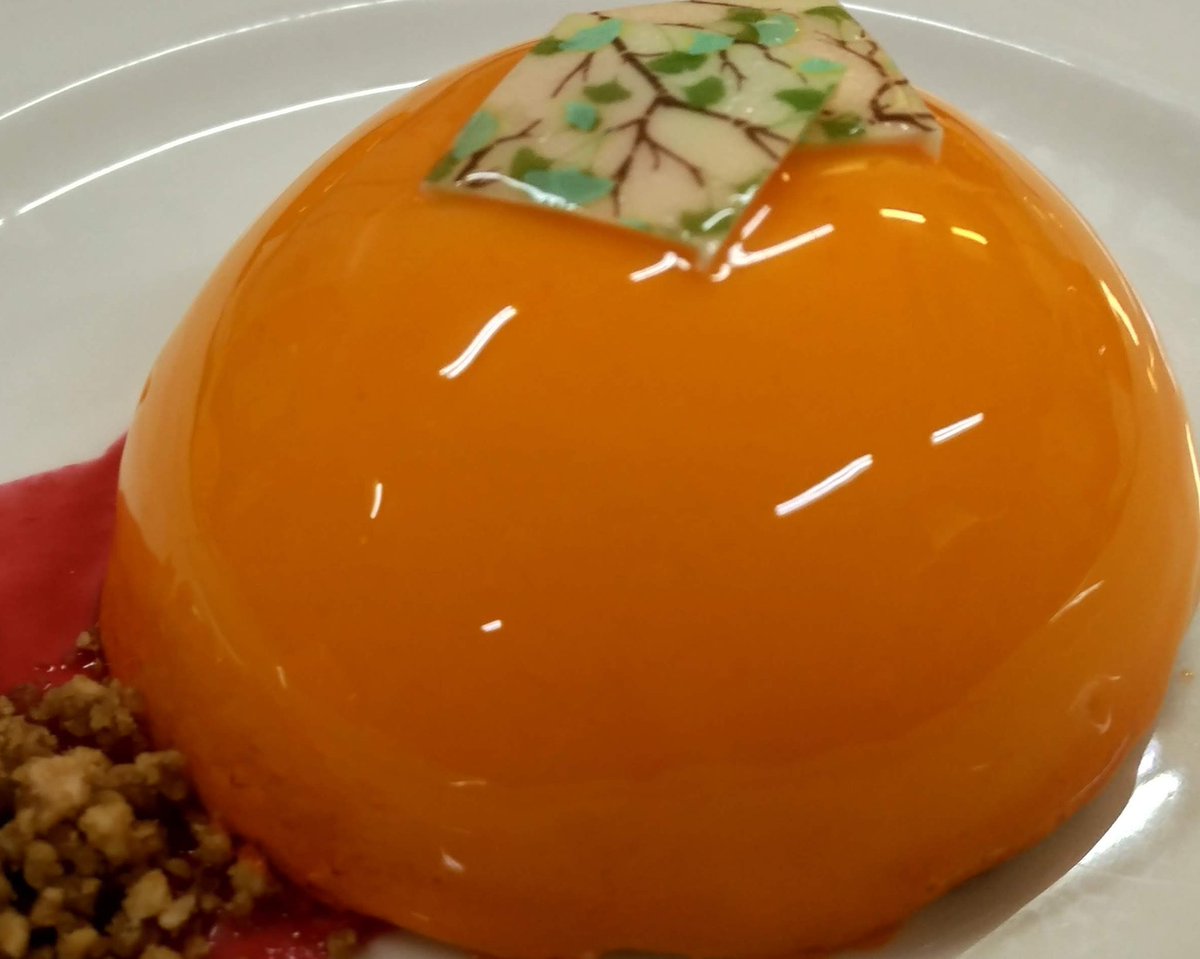 ✅ Para estos días de temperaturas altas... nuestro musito de mandarina es todo un acierto: Bizcocho #sacher con una combinación perfecta de #chocolates #Araguaní y #Gianduja, ambos de <a href="/Valrhona/">Bao Truc</a> <a href="/ValrhonaES/">Valrhona España</a> 😋. Y, como el resto de musitos, también lo tenemos en tamaño tarta 🍰.