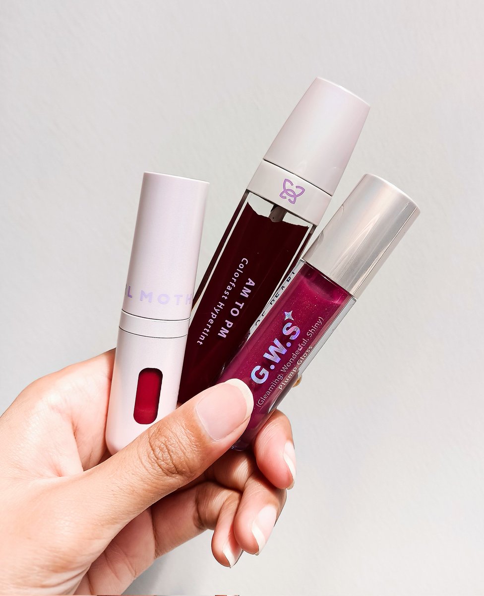 nadiraspace's tweet image. Aku percaya bgt pas Tasya Farasya bilang kl ngeracik formulasi Mother Of Pout ini tuh susah krn emg one of a kind! Dari packaging, tekstur, warna, stain, semua patut diacungi jempol👍🏻 Minimal punya satu aja, tp habis punya satu terus ketagihan mau beli yg lain🤣
#racuninmakeup