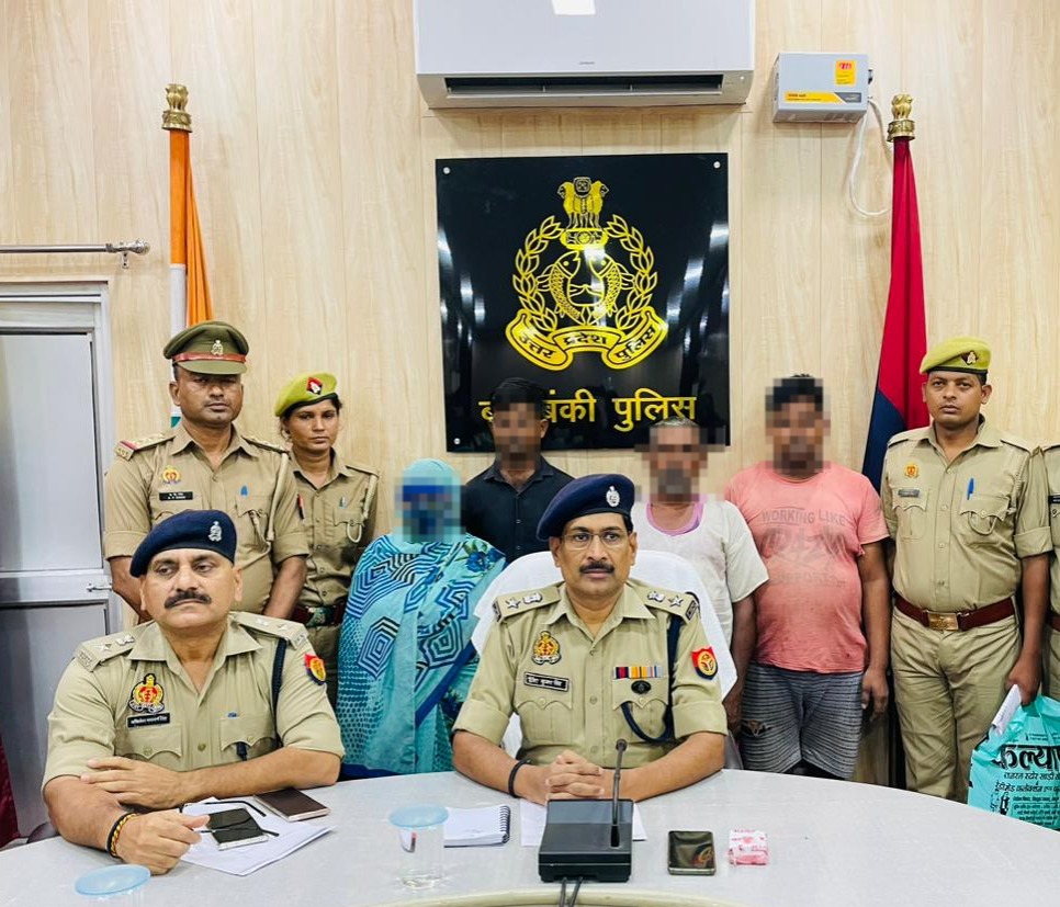 Barabankipolice's tweet photo. थाना टिकैतनगर #barabankipolice द्वारा संजीत हत्याकाण्ड का किया गया सफल अनावरण, हत्या करने वाली पत्नी व उसका प्रेमी सहित 04 अभियुक्त गिरफ्तार-
#UPPolice https://t.co/g30DEs4bTX