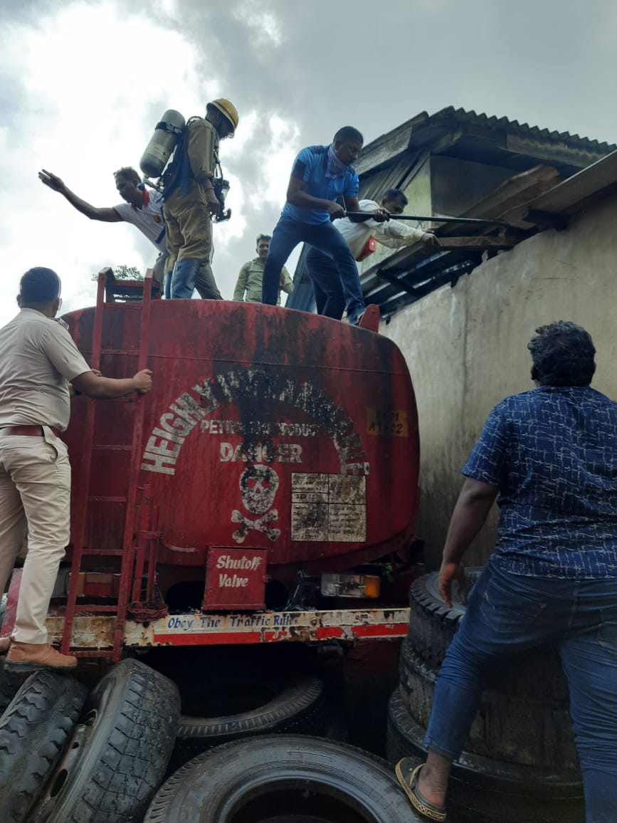 FireService_ANP's tweet photo. #FSAberdeen &amp; #FSMarine Prompt action averted major Fire at a Store Room near Light House Junction, Aberdeen Bazar.

With the efforts of 04 Fire Tenders, the Fire was successfully doused.

No casualties were reported, and property worth Rs. 1.5 crore was saved. https://t.co/rANK585Uh1