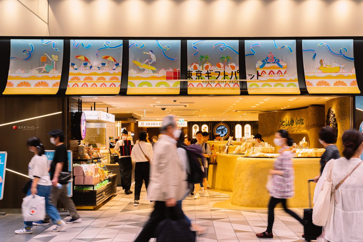 eriinami's tweet photo. アートディレクションした東京ギフトパレット3周年のメインビジュアルに連動して、店舗装飾も制作しました🎂
ケーキの断面に見立てた店舗を囲う139枚にわたる屋根をはじめ、さまざまな場所に展開されています。 https://t.co/BHiaRk6u3i