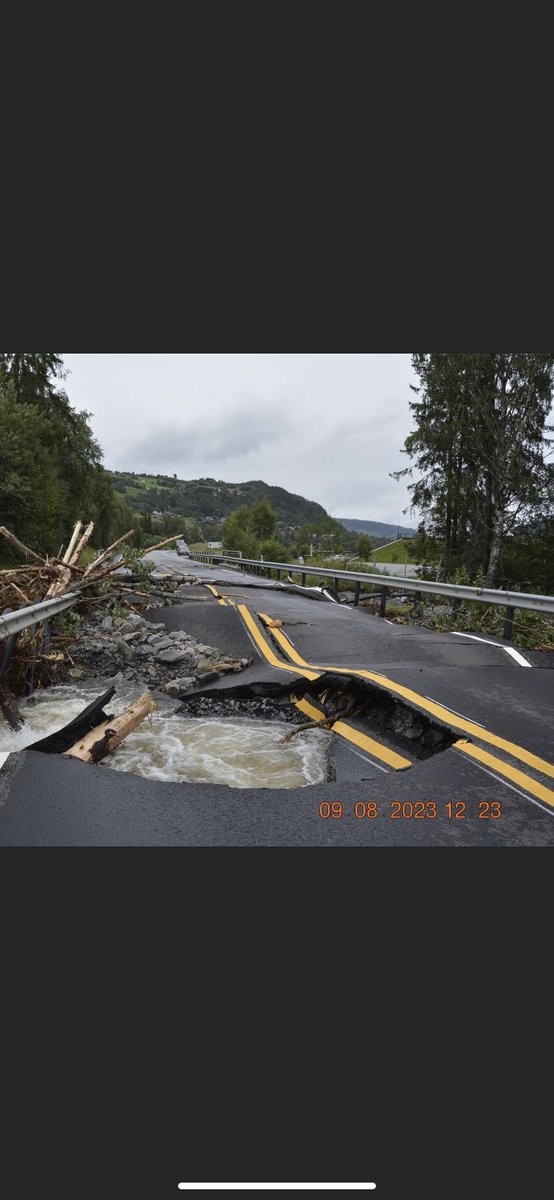RV7 på Ål. Nå røyk brua v Vangen. Da blir d vel lengre stengt mellom Ål-Geilo og Oslo-Bergen enn rydding av jordmasser😞😲 (foto Roar Bæra)