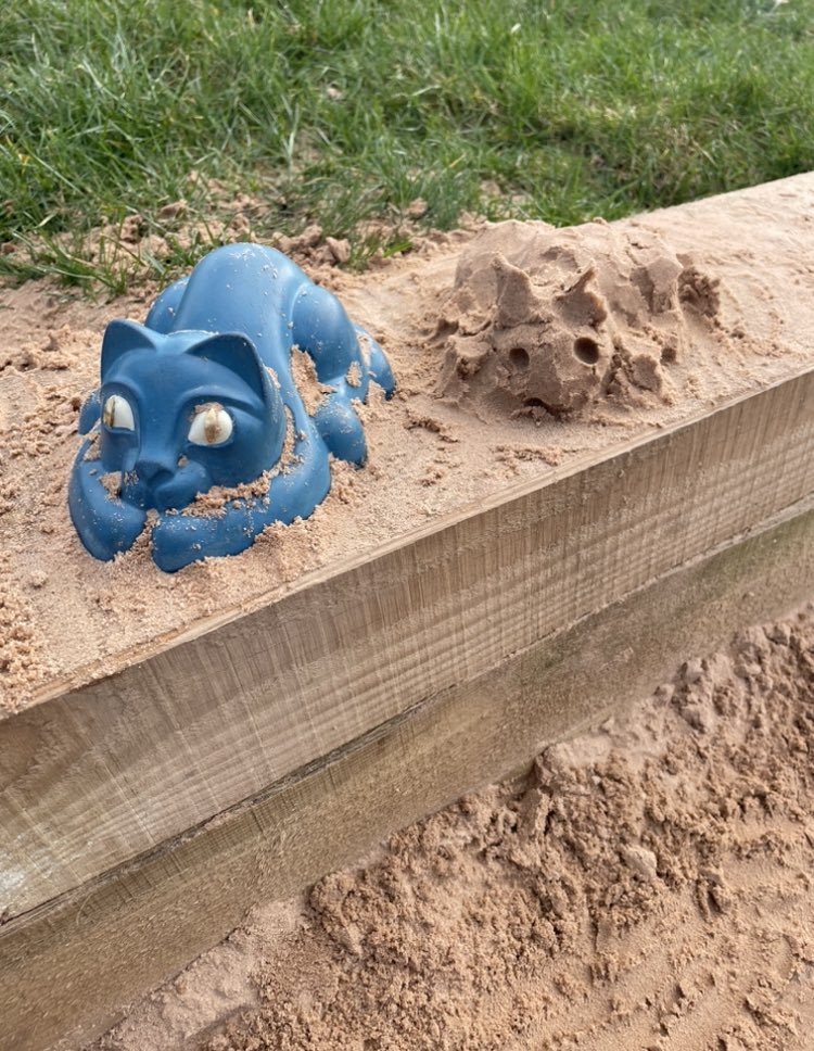 A day late but… here’s a #cat and a sand-cat at The Burrell Playscape by erz for #InternationalCatDay ! @Sculptdesign @burrellcollect #erzlandscape #landscapearchitecture #play