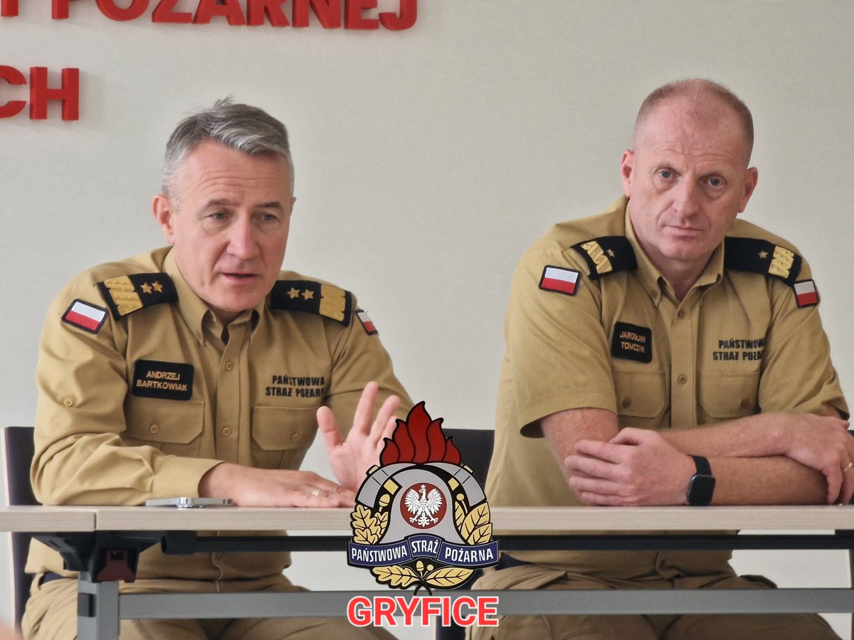 kppspgryfice's tweet photo. Wizyta Komendanta Głównego PSP gen.bryg.Andrzeja Bartkowiaka wraz z Zachodniopomorskim Komendantem Wojewódzkim PSP nadbryg.Jarosławem Tomczykiem w KP PSP w Gryficach.
Opracowanie i zdjęcia: mł.asp.Krzysztof Janiszewski
#kppspgryfice
#kgpsp
#kwpspszczecin https://t.co/i8EbYhQ9D2