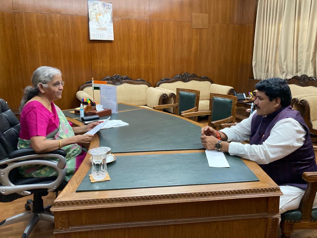 bjpanilfirojiya's tweet photo. आज केंद्रीय वित्तमंत्री माननीय श्रीमती @nsitharaman जी से सौजन्य भेंट की एवं उनसे अपने संसदीय क्षेत्र के विकास से संबंधित चर्चा की। साथ ही माननीय मंत्री जी को बाबा महाकाल के दर्शन हेतु उज्जैन पधारने के लिए निमंत्रण दिया।

@nsitharamanoffc @FinMinIndia @BJP4India @BJP4MP https://t.co/mw4wOSRSal