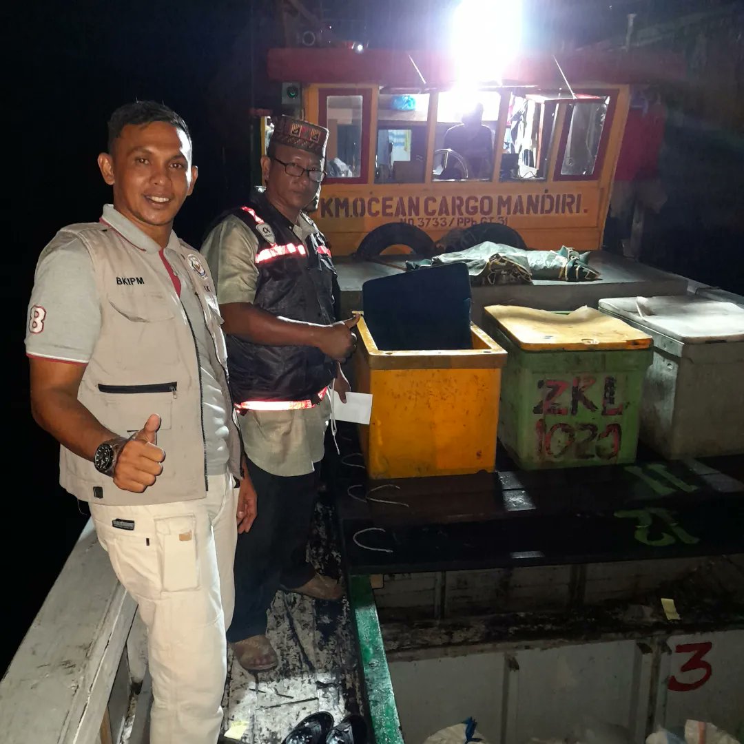 BKIPM_Langsa's tweet photo. #onehealthkipm Stuffing dinihari Kerang Batik Hidup dari kuala Langsa tujuan Pelabuhan Satun Thailand
#KKPThrive 
#MenteriKKP 
#MenteriTrenggono 
#EkonomiBiru https://t.co/kkqF66LhxK