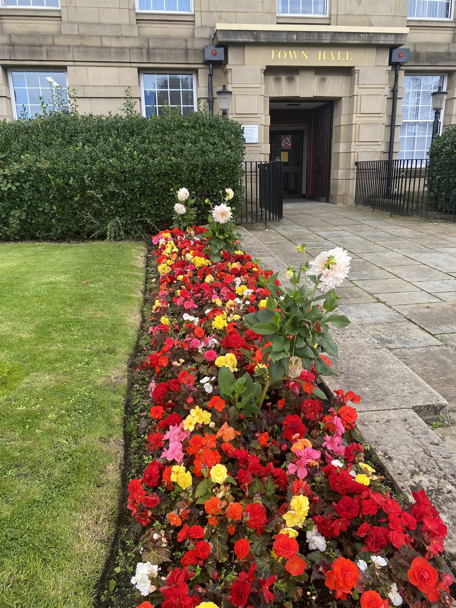 STARProcurement's tweet photo. @BuryCouncil town hall looking beautiful with this array of colour outside 🌺🌸🌼 https://t.co/WGwZSbtQMW