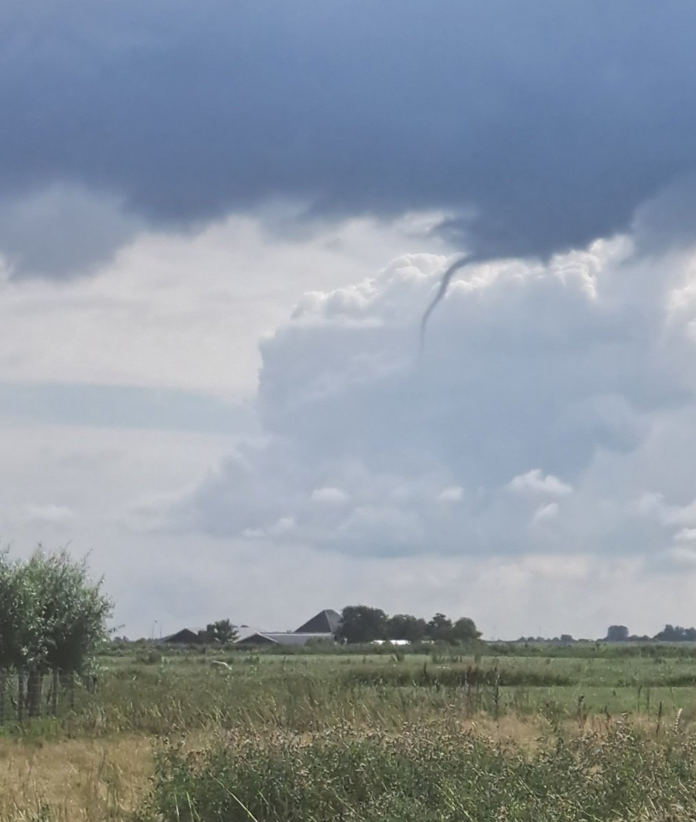 Funnel gespot. Broek in Waterland 
<a href="/weerenradar_nl/">Weer & Radar Nederland</a> <a href="/NoodweerBenelux/">NoodweerBenelux</a> @Talpaweer <a href="/helgavanleur/">Helga van Leur ☀</a> <a href="/BuienRadarNL/">Buienradar</a> <a href="/weeronline/">Weeronline</a> @weermanreinier <a href="/StormHour/">#StormHour</a> <a href="/groot_waterland/">Groot-Waterland</a>