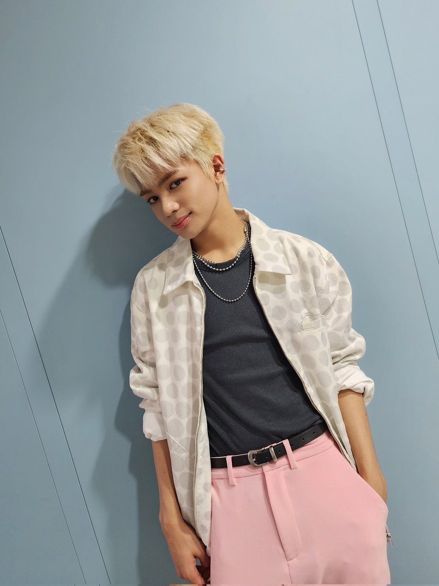 archiveofjeromy's tweet photo. #JEROMY at show champion https://t.co/ViKp8aEon0