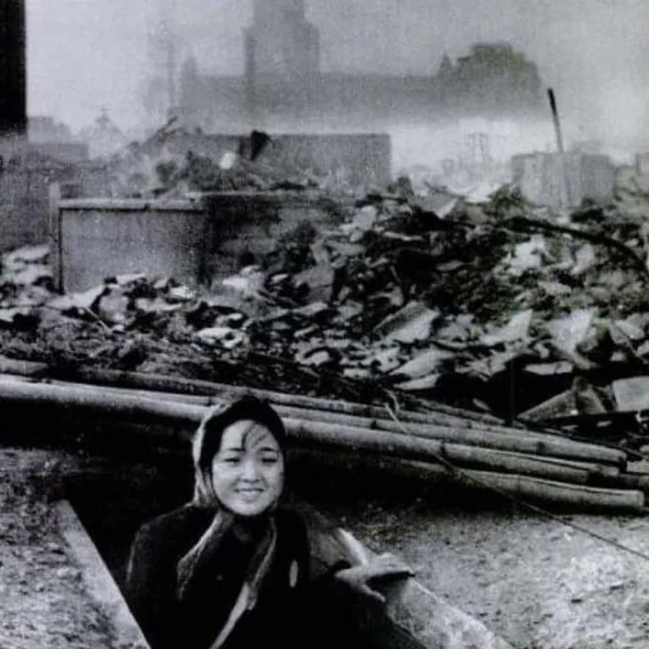 ABD 78 yıl önce 6Ağustos1945'te Hiroşima,9Ağustos'ta Nagazaki'ye atom bombası atarak tarihte en büyük katliamı gerçekleştirmiştir.
Katliamda 220 bin kişi hayatını kaybetti.
Hiç bir ses duyulmuyordu.Sanki herkes buharlaşmıştı,bir tek siluetleri kaldı duvarlarda.
#AtomBombası
