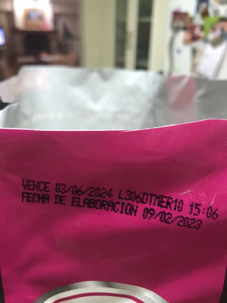 VickyDorothy's tweet photo. @EukanubaAr ayer a la noche compré un alimento suyo. Al abrirlo me encontré que tenía hongos. Un asco. Con quien debo de contactarme? https://t.co/EVUJoqzeiG