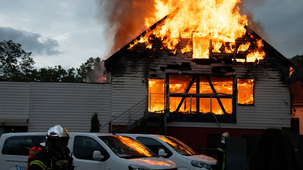telemadrid's tweet photo. Los bomberos han hallado nueve cadáveres y buscan a otros dos desaparecidos entre los restos calcinados del albergue de la ciudad alsaciana de Wintzenheim, este de Francia, que sufrió un violento incendio https://t.co/wqOuzSJmKe https://t.co/UW6JLD3Lz7