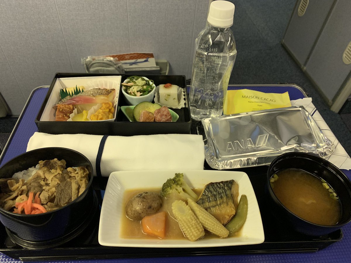 WReiiii's tweet photo. ANAのプレミアムクラスの食事もとても美味しかったぞ

JALの国内線ファーストクラスのごはんも美味しいけど

全然ANAの機内食も美味しかったから

甲乙つけ難いわ

これからも研究を続ける✈️ https://t.co/H65S6GYjmc