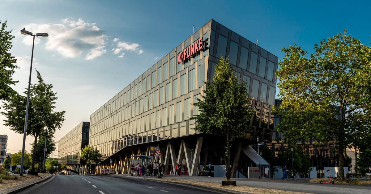 Die vier NRW-Lokalradios Radio Mülheim, Radio Oberhausen, Radio Emscher Lippe  und Radio K.W. für den Kreis Wesel sollen Anfang 2024 in die Essener Konzernzentrale ziehen. Die FUNKE Mediengruppe begründet den Schritt so: radioszene.de/178394/funke-n… #Funkhaus #NRW #Essen