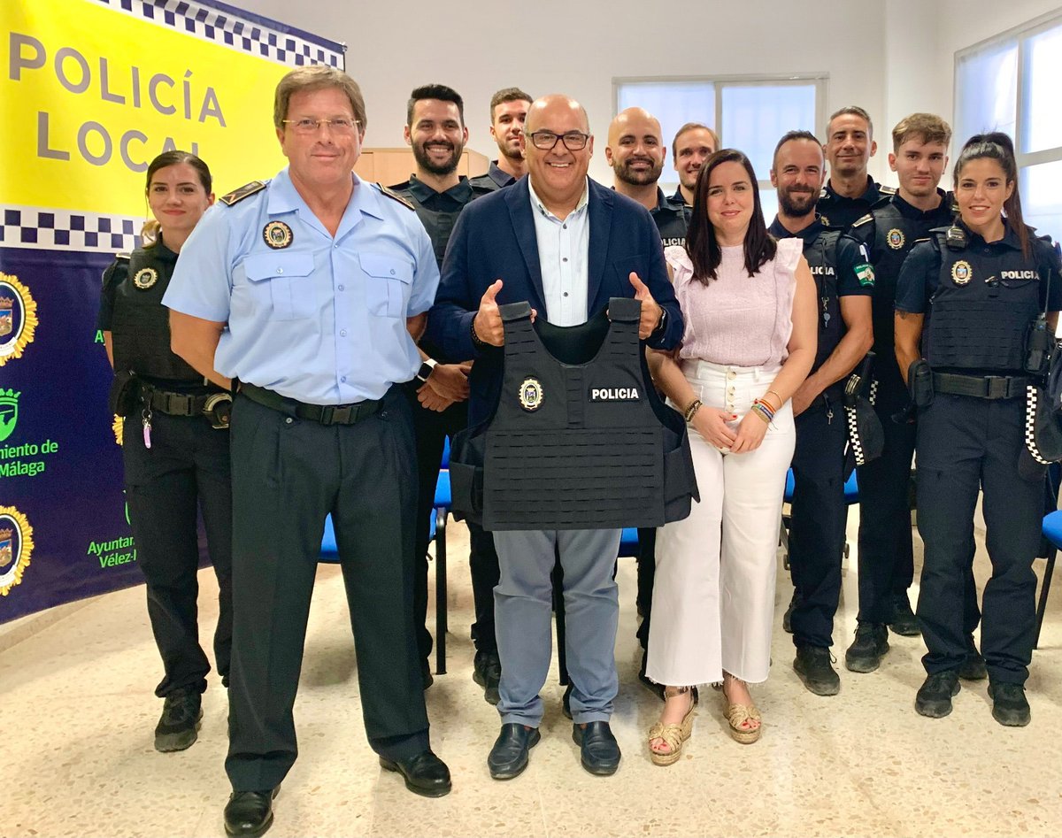 ✅️ El alcalde de Vélez-Málaga, Jesús Lupiáñez, ha hecho entrega este mediodía en la Jefatura de la Policía Local del municipio del nuevo material de seguridad para los agentes, donde destacan 10 chalecos antibalas y anticuchillos, y dos fundas para cada chaleco.👮🏻‍♀️👮🏻‍♂️