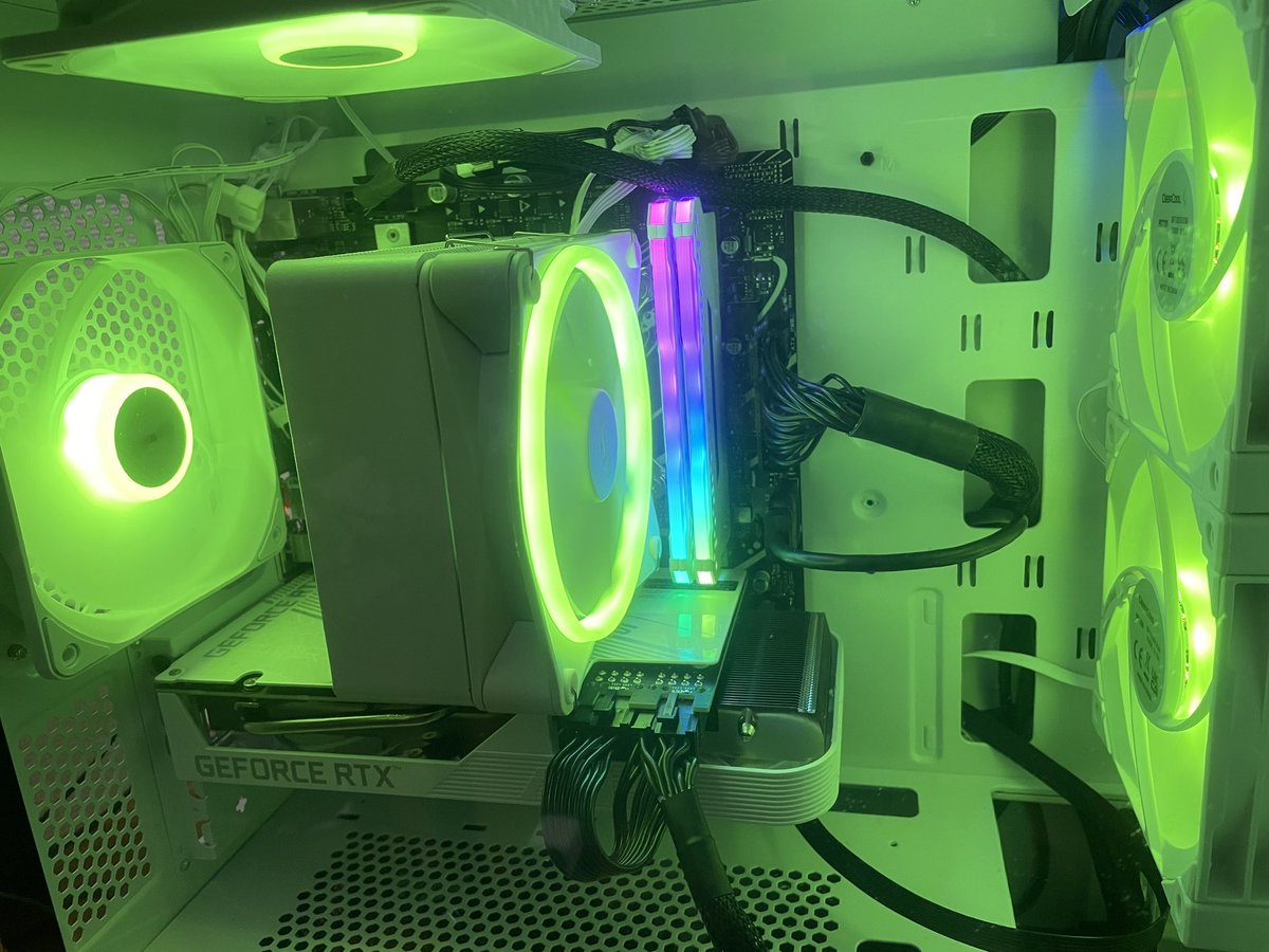 LEFTY_Kei's tweet photo. 自作PCはWindows11にアップグレードとAura syncの設定も完了したのでひと段落。やはり新しいPCはテンション上がります。
#自作PC
#Aurasync https://t.co/HLlvVvxx8H