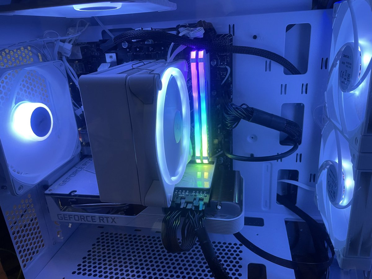 LEFTY_Kei's tweet photo. 自作PCはWindows11にアップグレードとAura syncの設定も完了したのでひと段落。やはり新しいPCはテンション上がります。
#自作PC
#Aurasync https://t.co/HLlvVvxx8H