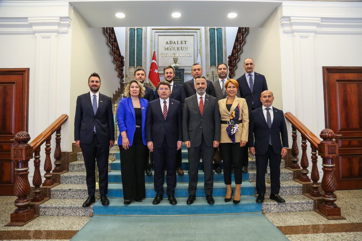 Adalet Bakanlığı görevine gelen Bakanımız Sayın Yılmaz Tunç’u ziyaret ederek,vazifelerinden ötürü başarı temennisinde bulunduk.İşverenlerimizin konu ve sorunlarını istişare ederek yeni anayasa üzerine fikirlerimizi beyan ettik. Nazik misafirperverliklerinden dolayı kıymetli…