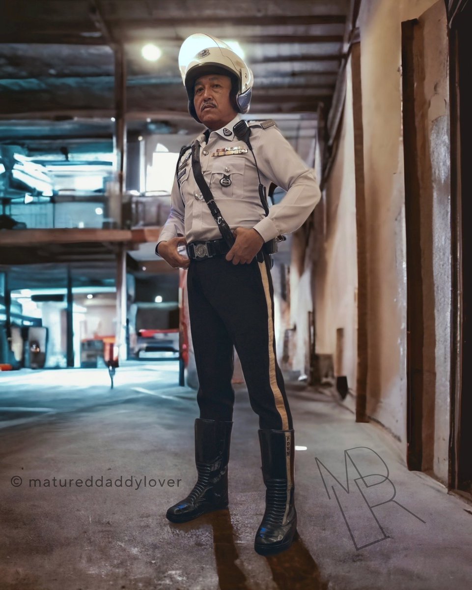matureddaddylvr's tweet photo. Behind the scene.
#uniformfetish #policeuniform #copuniform #policefetish #copfetish #motorcyclecop #policeboots #copboots #blackboots #uniformboots #bootblack #uniformcosplay #uniformlove #uniformcollector #uniformlover #bootsfetish #bootslover #meninboots #meninuniform https://t.co/CeayWGISme