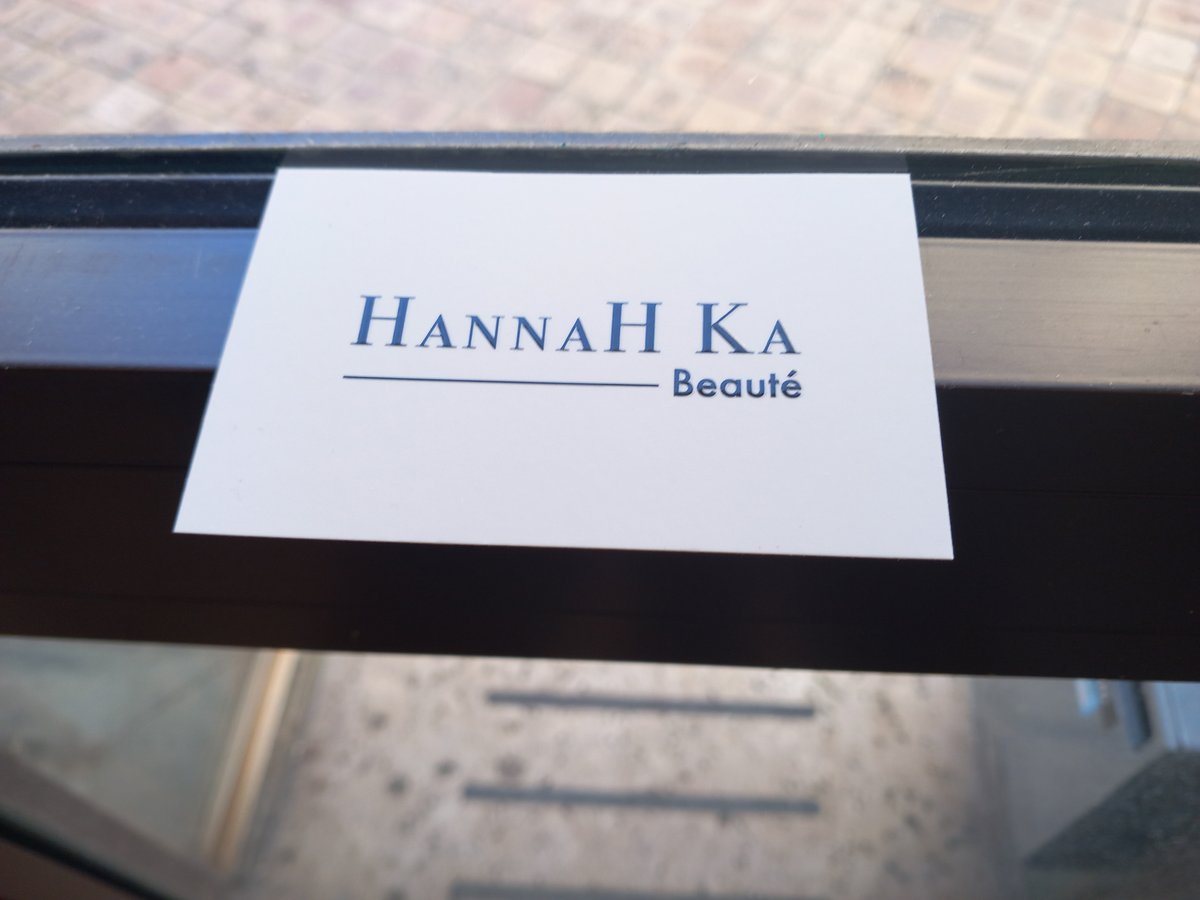 D2com1's tweet image. La cerise sur le 🍰, et voici la carte de visite épurée et minimaliste. Un Soft Touch avec vernis sélectif 3D pour souligner l'élégance et le raffinement des salons d'HannaH Ka 😍 On adore !!!
#GraphicDesign #D2com #publicité