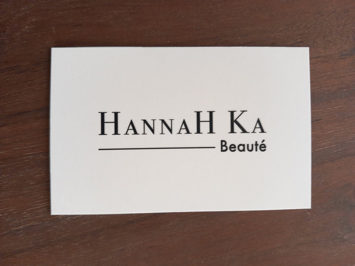D2com1's tweet image. La cerise sur le 🍰, et voici la carte de visite épurée et minimaliste. Un Soft Touch avec vernis sélectif 3D pour souligner l'élégance et le raffinement des salons d'HannaH Ka 😍 On adore !!!
#GraphicDesign #D2com #publicité