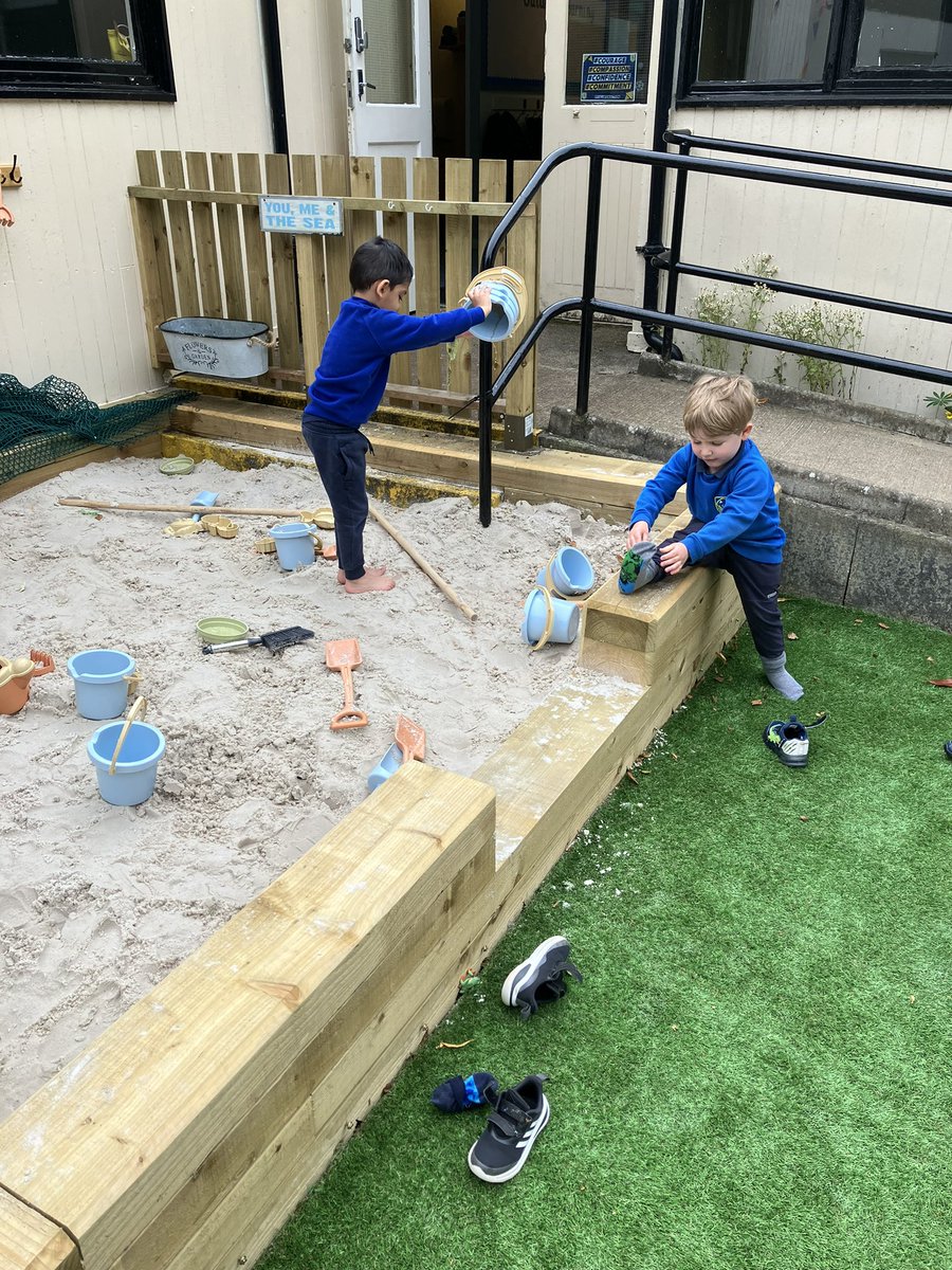 HTfernhill1953's tweet image. Enjoying spending time @FernhillSchool nursery today. We’re having great time in the garden. #NurseryFun