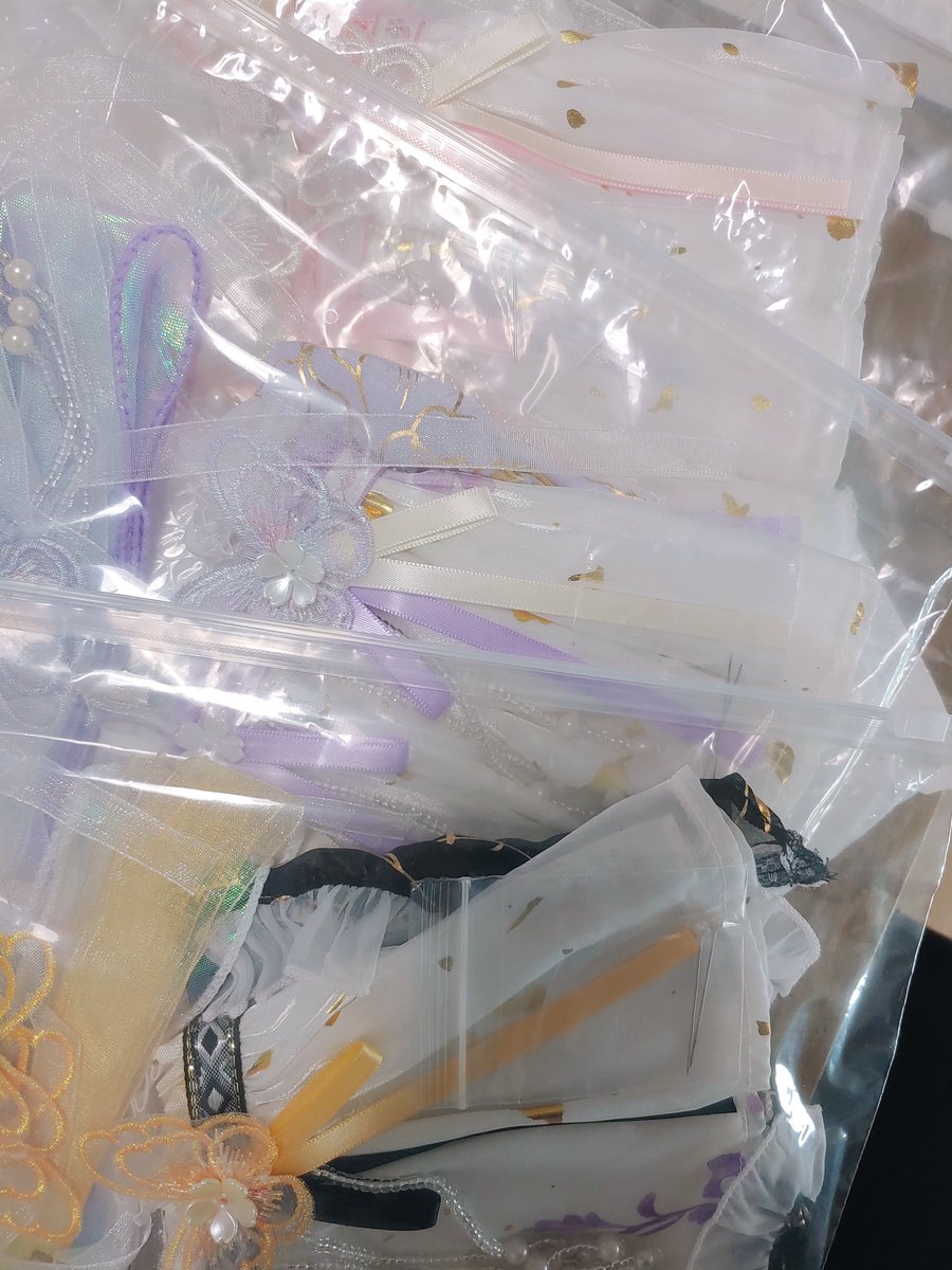 달빛의 피앙세 물품을 어쩌다 제가 받게 되었는데 실물로 보니 더 너무너무 예뻐서 사진 올려 봅니당 

재고 극소량으로 남아 있으니 놓치지 마세요!! (몇 개들은 품절)

x.com/Eirene__0/stat…