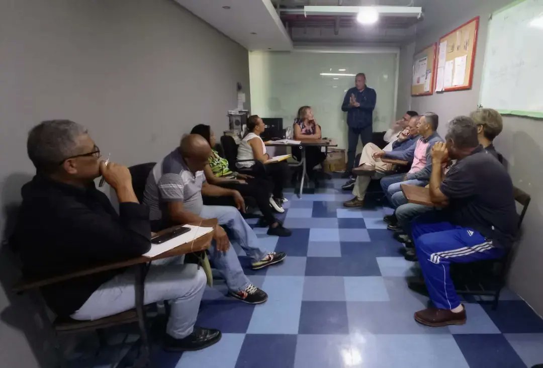 VPBarutaMir's tweet photo. #08Agost
Resp. Mcpal Juan C. Bolivar y su equipo en EMA, acompañados de Antonio Pulido miembro del Comando Páez Miranda para tratar los ptos d Centros Electorales, Planificación Operativa, y Estrategias q impulsarán a nuestro abanderado Freddy Superlano.
Primarias 22Oct https://t.co/AOMdlWhbkS